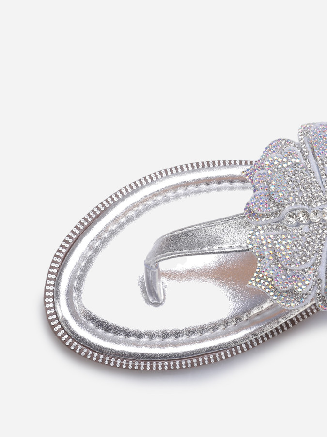 Sandales argentées avec détail papillon à strass