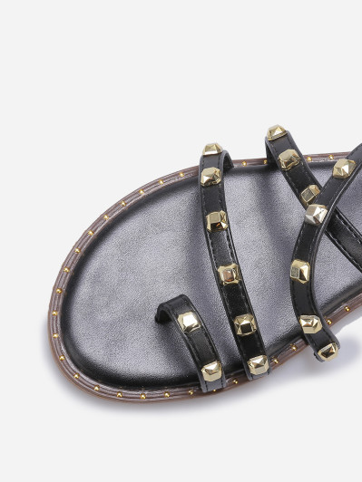 Sandales noires plates à clous dorés