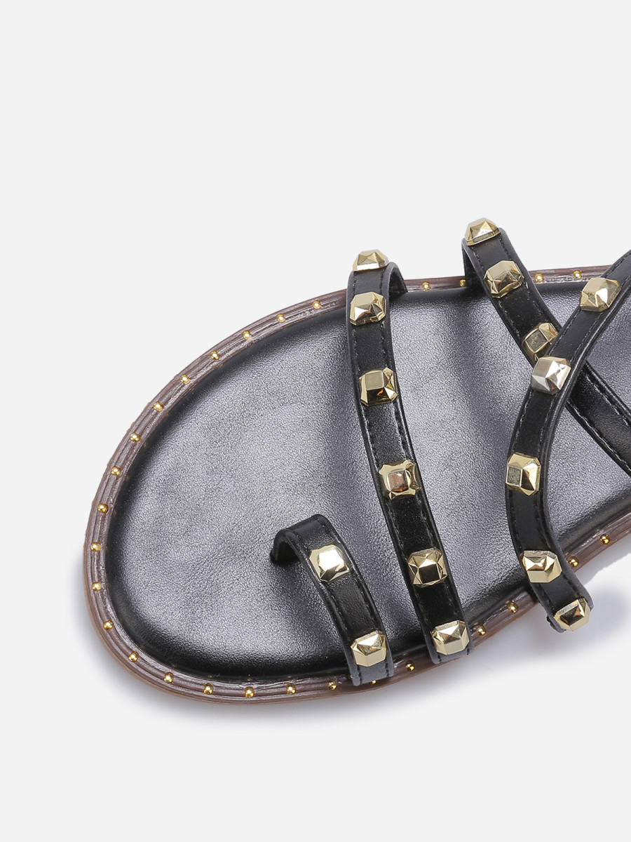 Sandales noires plates à clous dorés