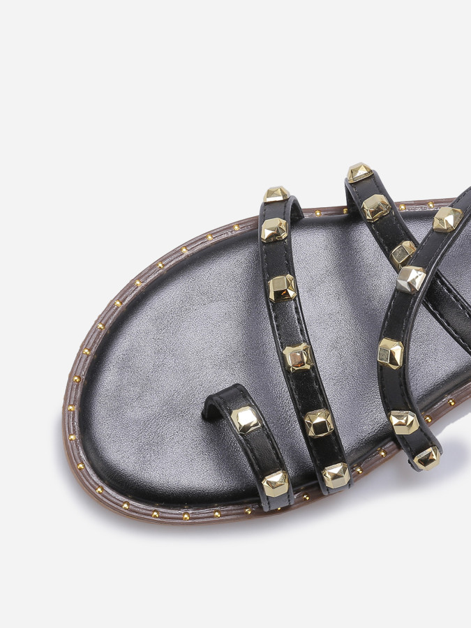 Sandales noires plates à clous dorés