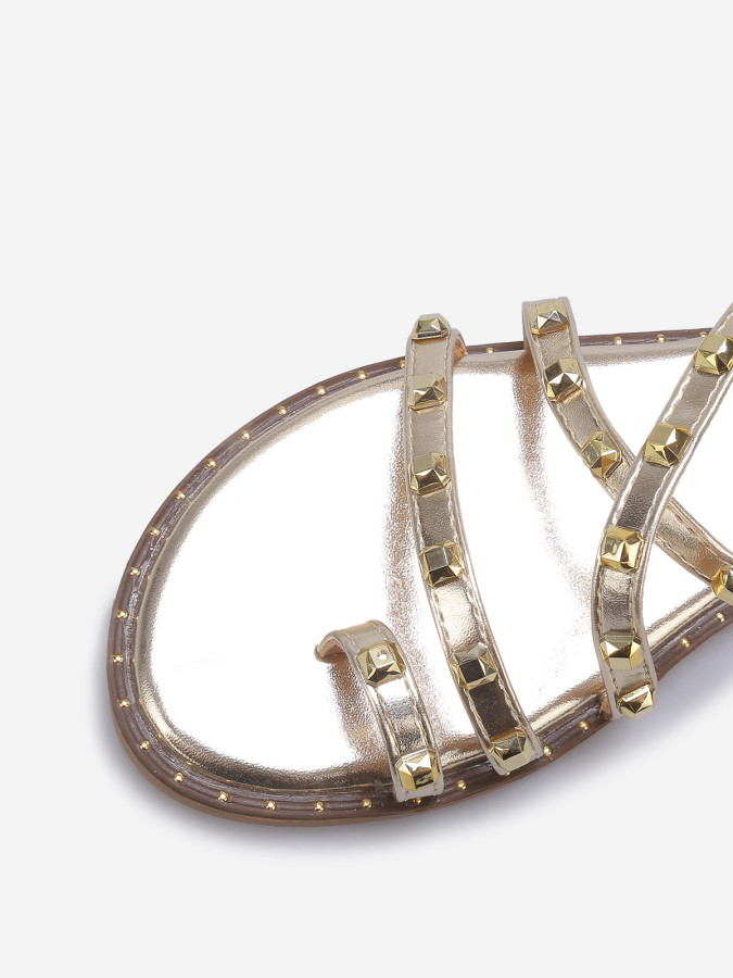 Sandales dorées cloutées