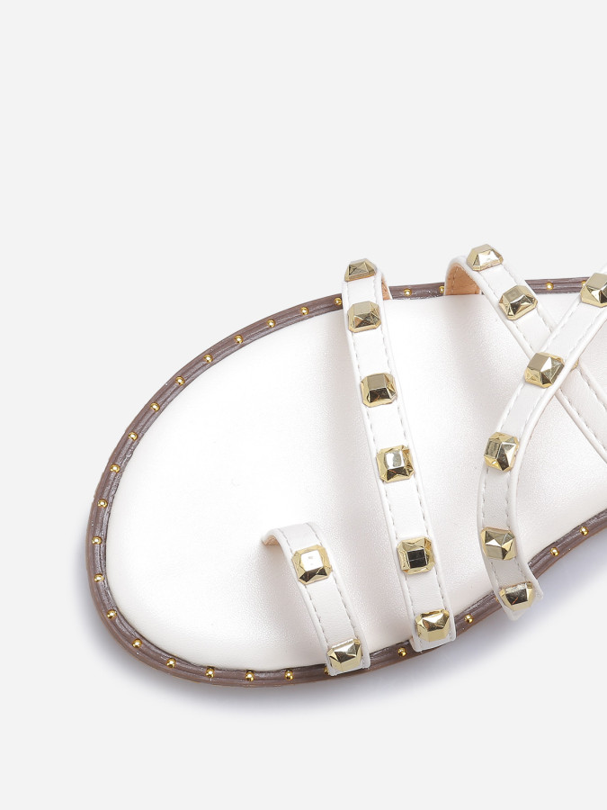 Sandales blanches à clous dorés