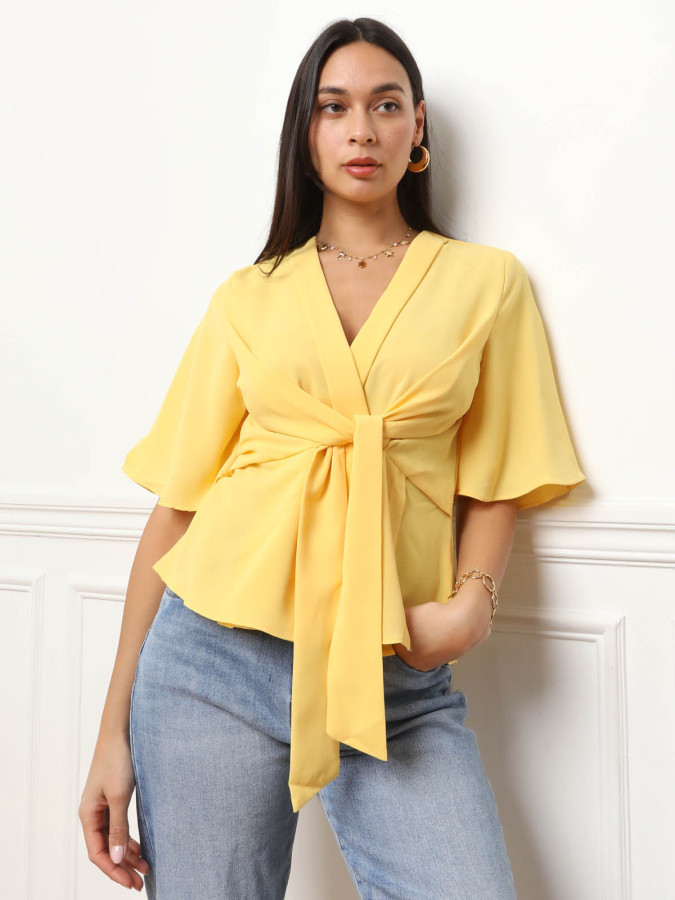 Blouse jaune à nouer à manches papillons