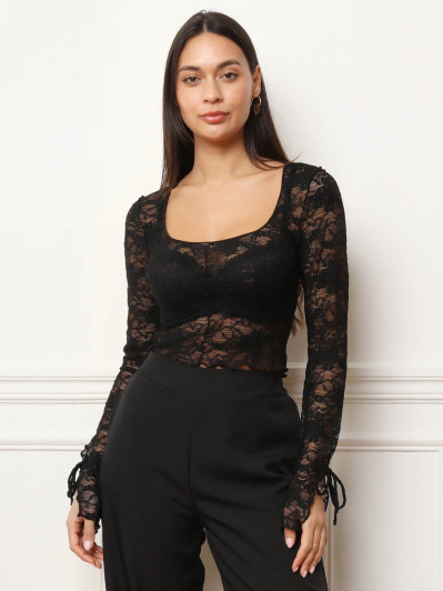 Top en dentelle à col rond noir