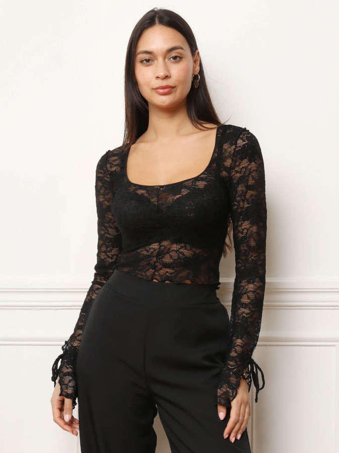 Top en dentelle à col rond noir