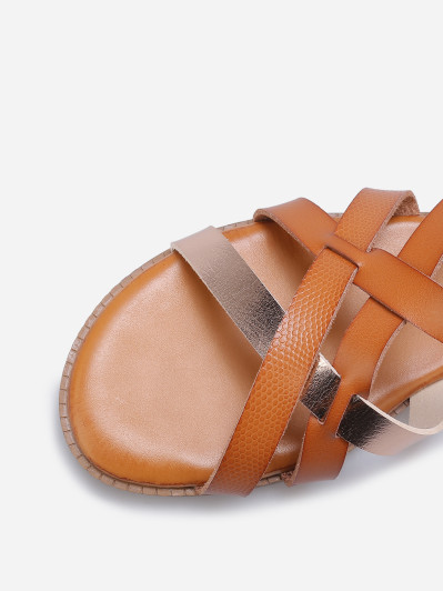 Sandales plates à brides entrecroisées camel