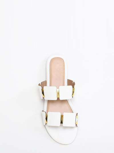Mules plates blanches à brides et détails dorés grandes tailles