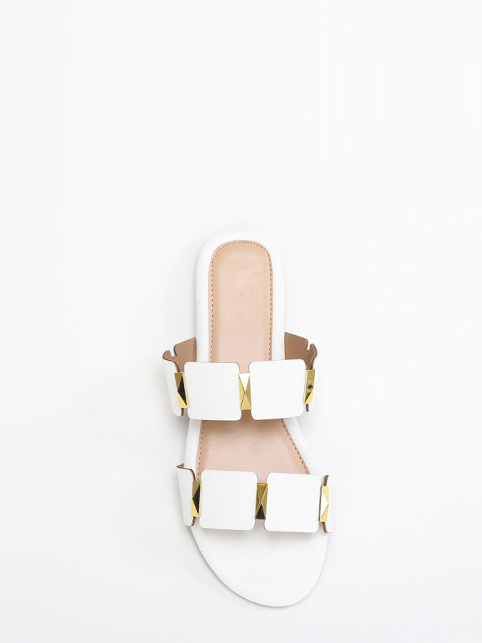 Mules plates blanches à brides et détails dorés grandes tailles