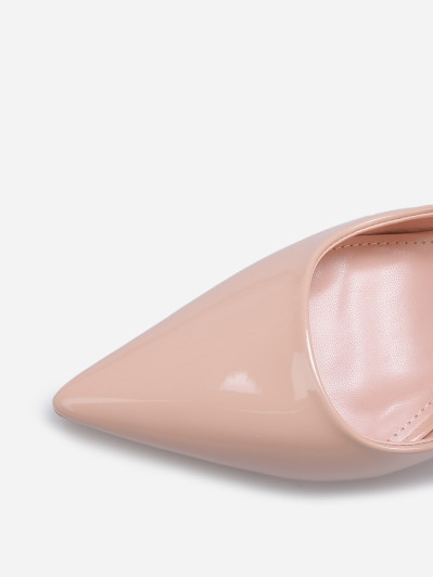 Escarpins vernis beiges à lanière et talon bobine