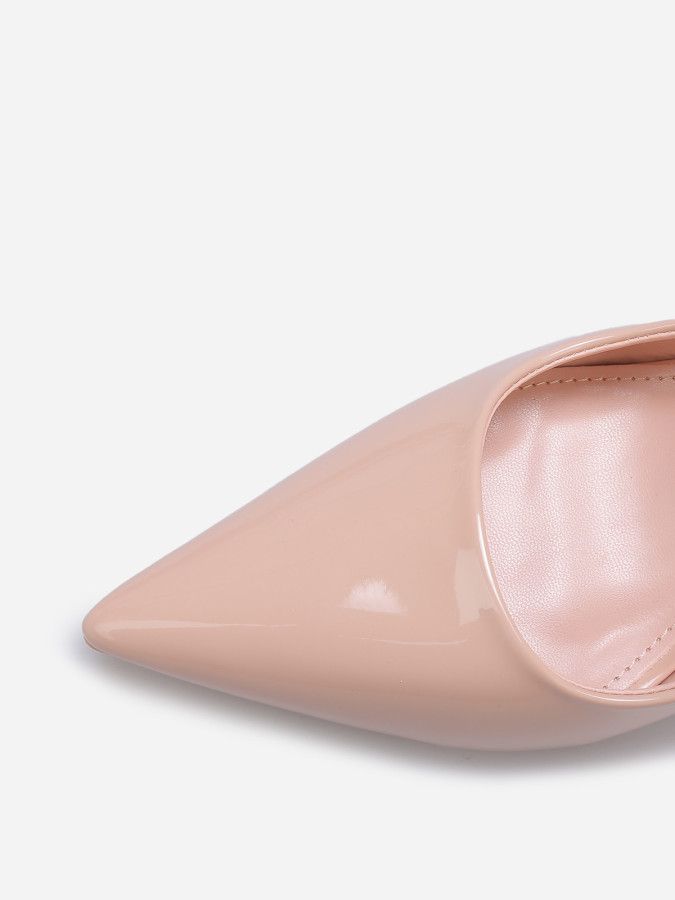 Escarpins vernis beiges à lanière et talon bobine