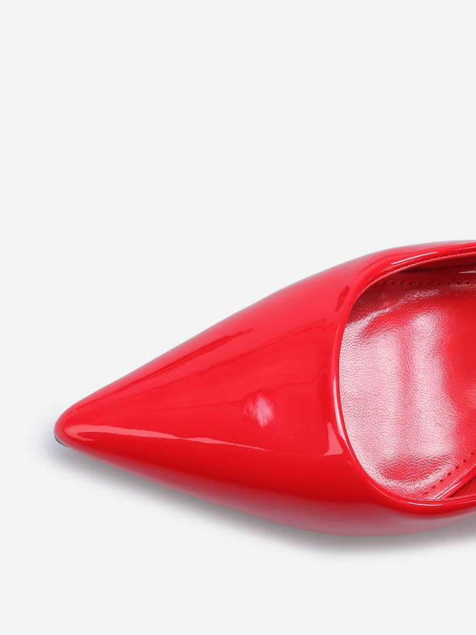 Escarpins vernis rouges à lanière et talon bobine