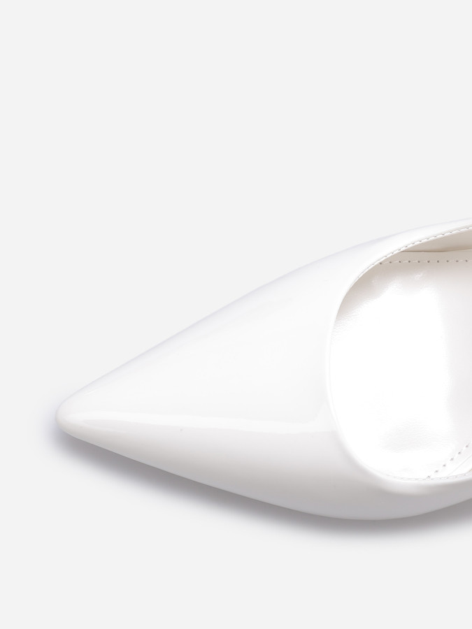 Escarpins vernis blancs à lanière et talon bobine