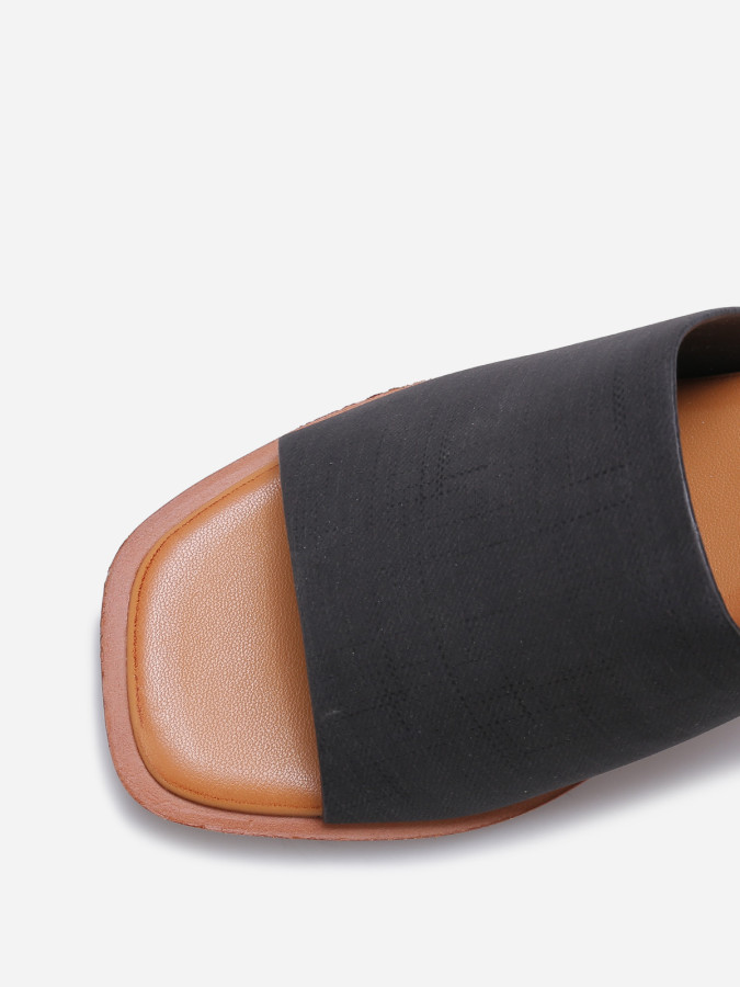 Mules noires à talon avec large bride