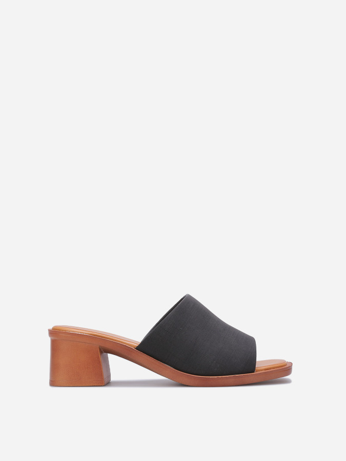 Mules noires à talon avec large bride
