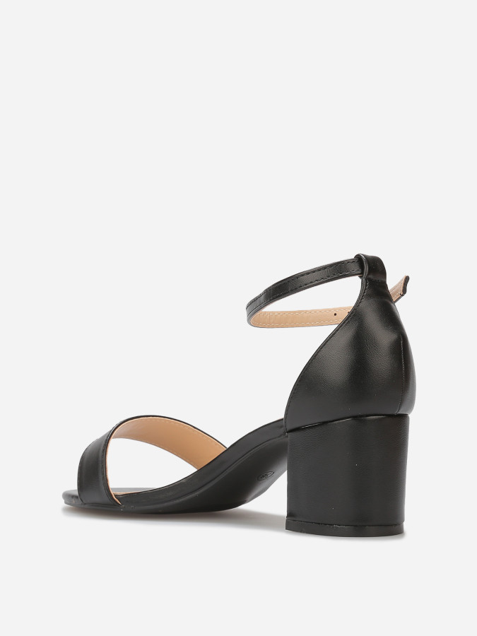 Sandales noires à talon carré