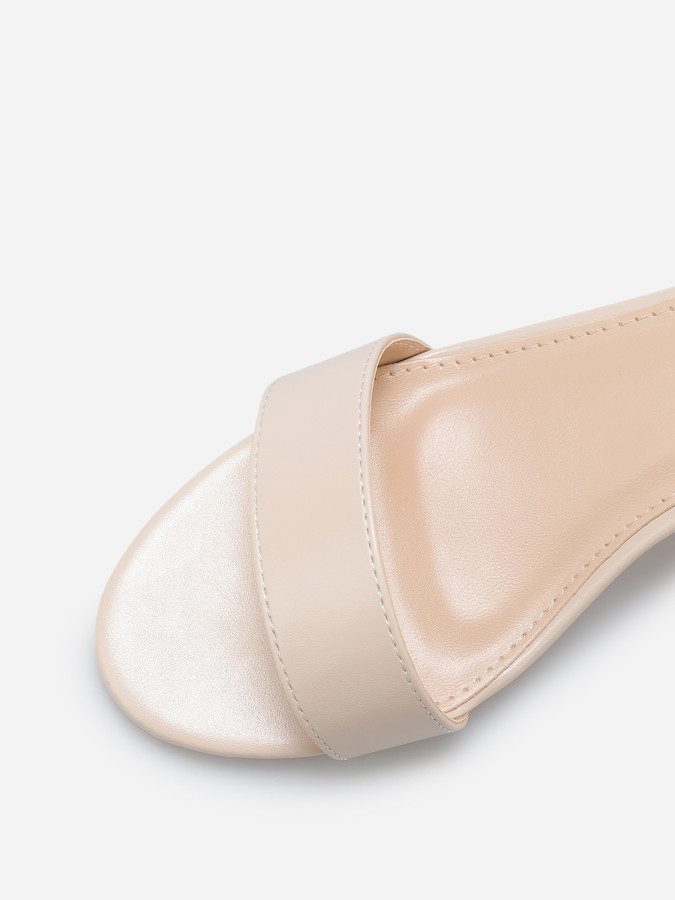 Sandales beiges à talon carré