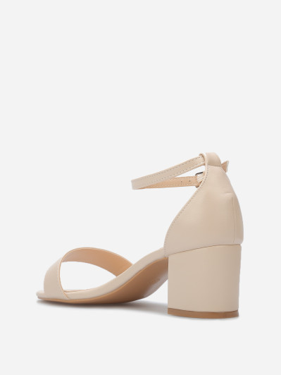 Sandales beiges à talon carré