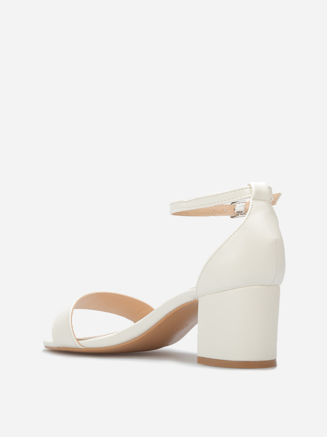 Sandales blanches à talon carré