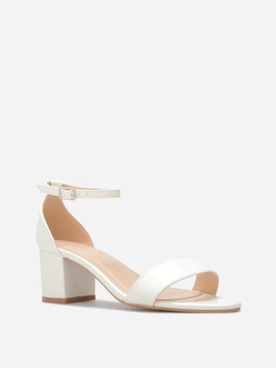 Sandales blanches à talon carré