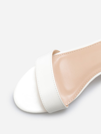 Sandales blanches à talon carré