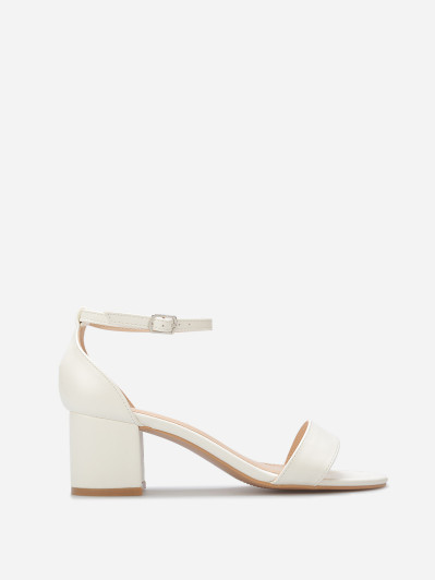 Sandales blanches à talon carré