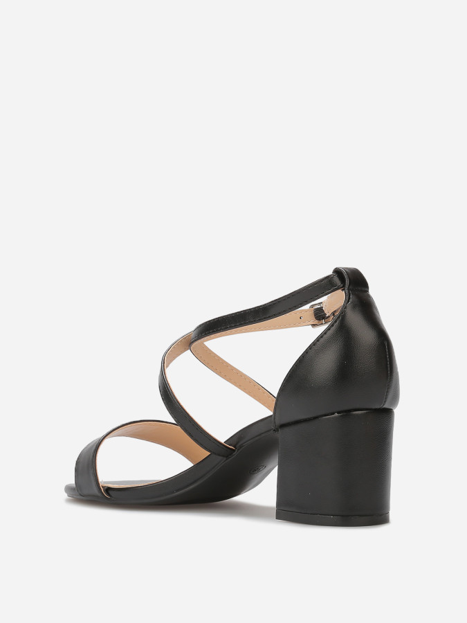 Sandales noires avec brides croisées