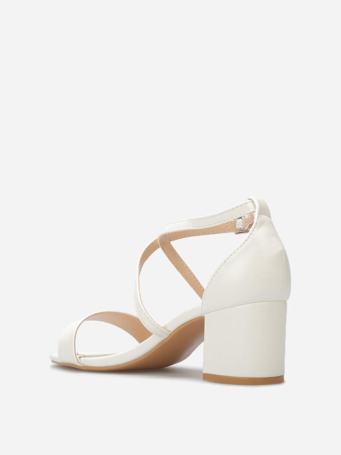Sandales blanches avec brides croisées
