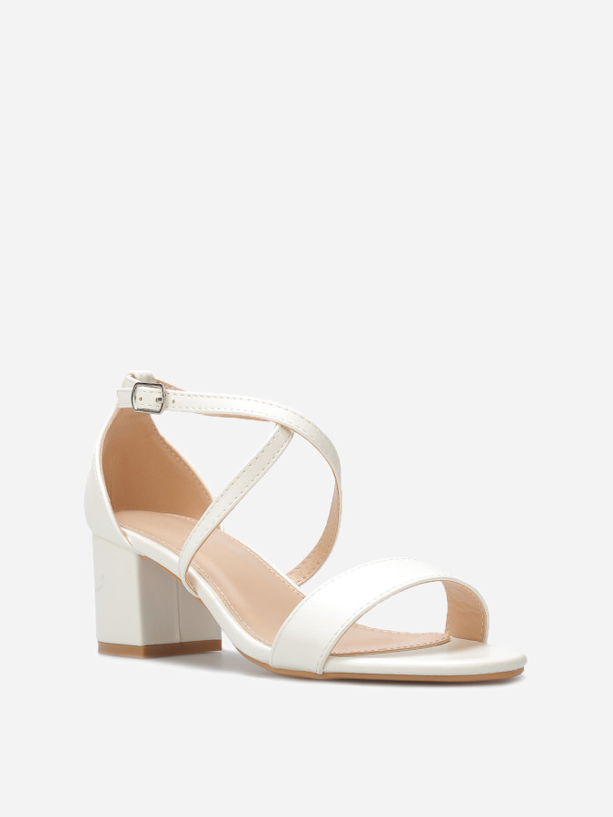 Sandales blanches avec brides croisées