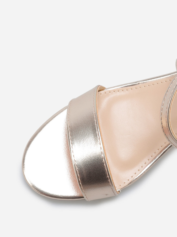 Sandales rose doré avec brides croisées