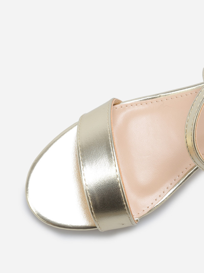 Sandales dorées avec brides croisées