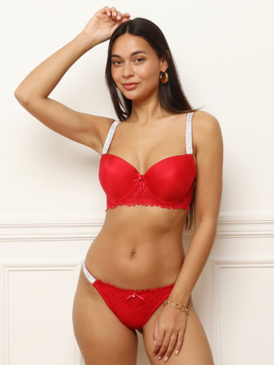 Ensemble lingerie rouge avec dentelle et strass