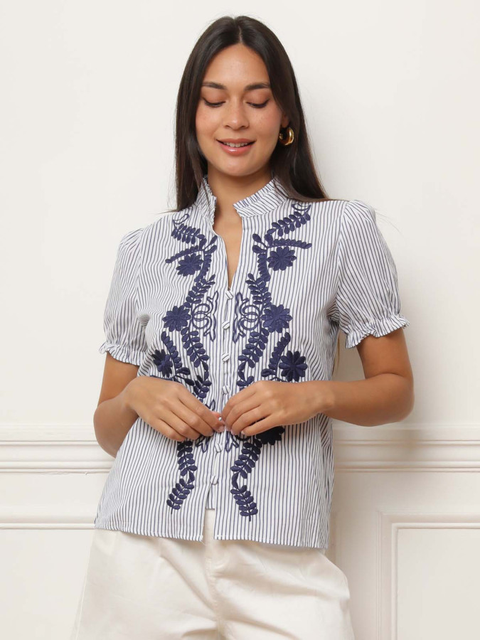 Chemisier bleu rayé et brodé à manches bouffantes