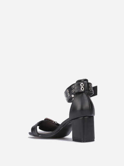 Sandales noires avec brides à œillets