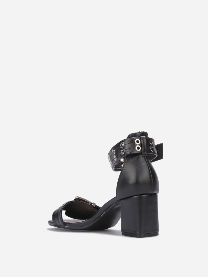 Sandales noires avec brides à œillets