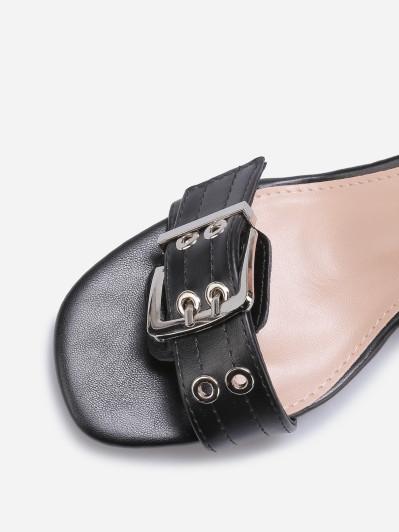 Sandales noires avec brides à œillets