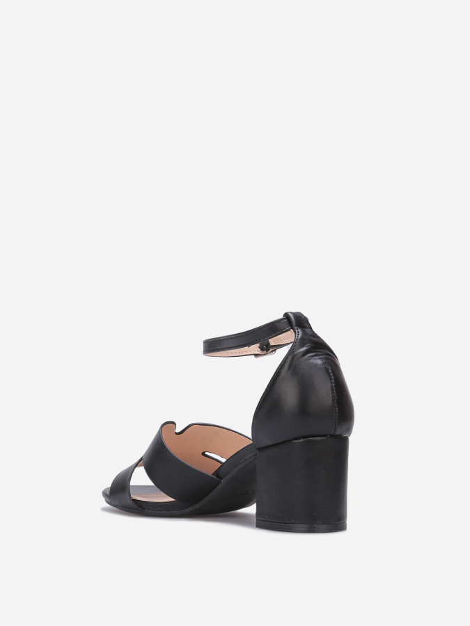 Sandales noires avec large bride ajourée