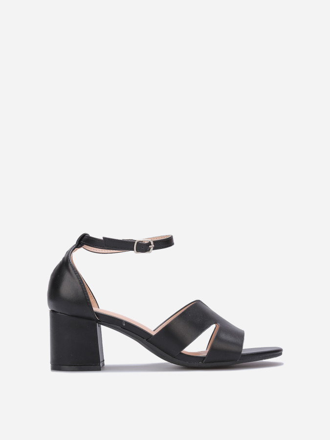 Sandales noires avec large bride ajourée