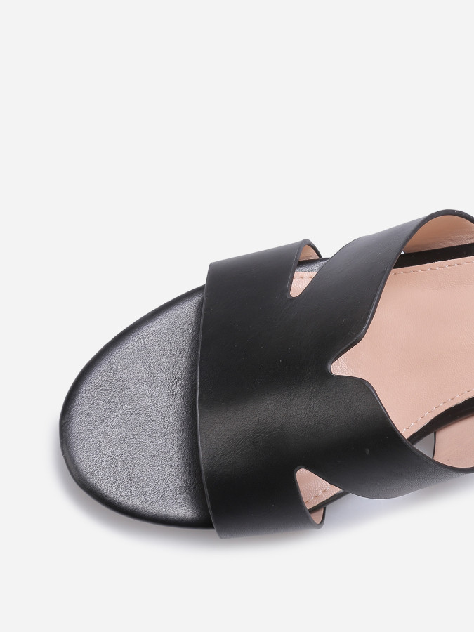 Sandales noires avec large bride ajourée