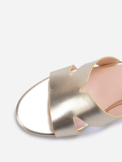 Sandales dorées avec large bride ajourée