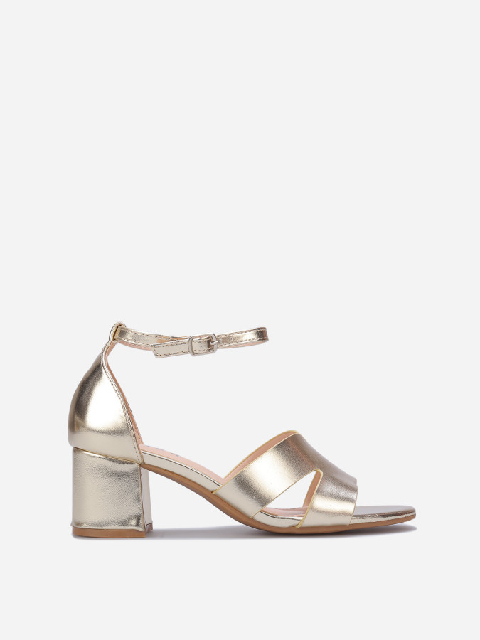 Sandales dorées avec large bride ajourée