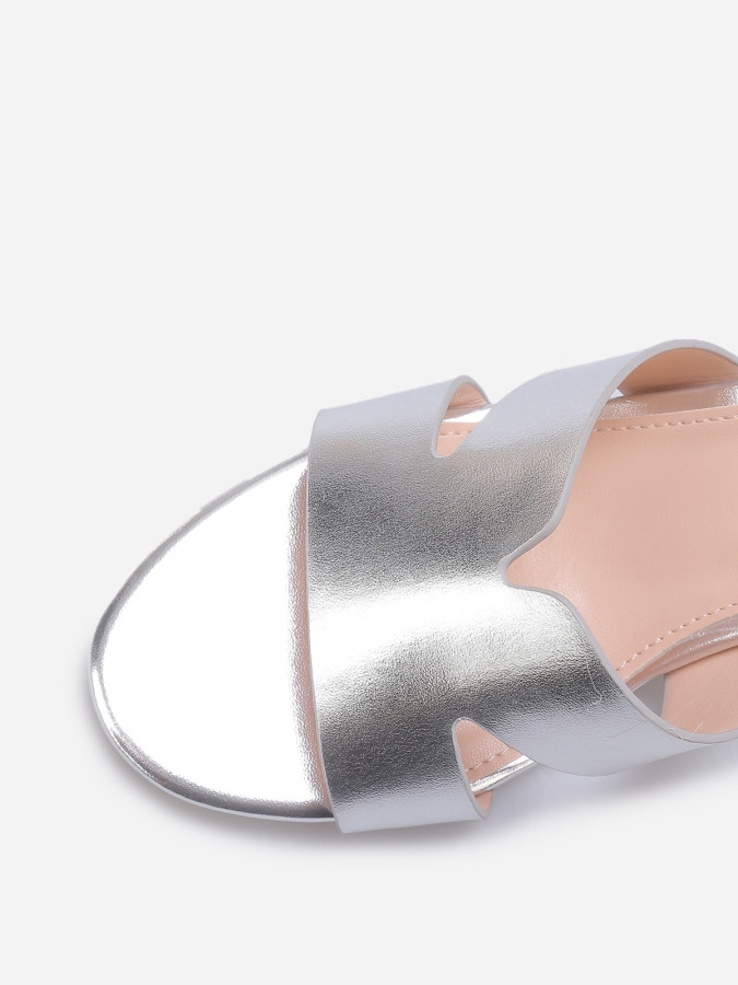 Sandales argentées avec large bride ajourée