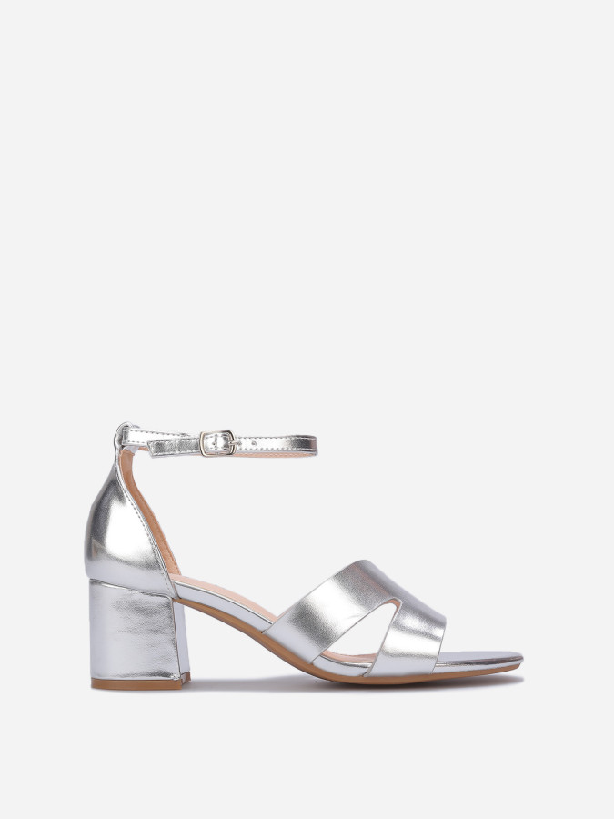 Sandales argentées avec large bride ajourée