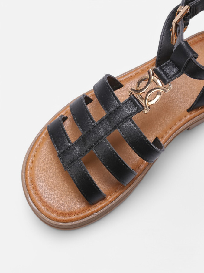 Spartiates crantées noires à monogramme métallique.