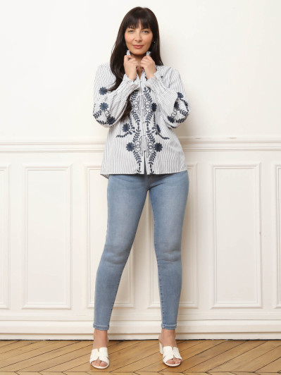 Chemisier à rayures et fleurs brodées bleue