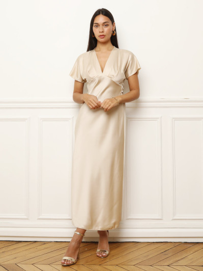 Robe mi-longue beige satinée à manches courtes