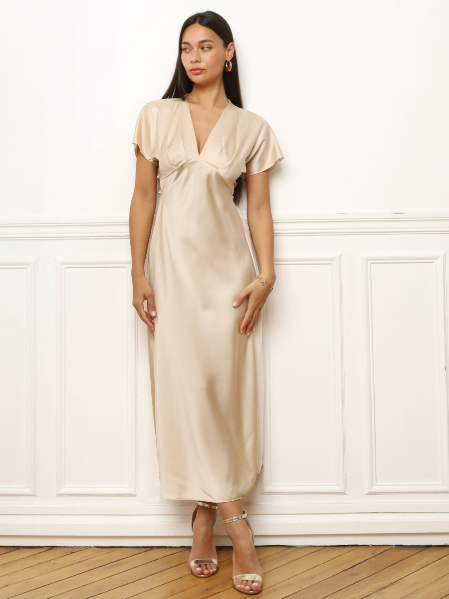 Robe mi-longue beige satinée à manches courtes