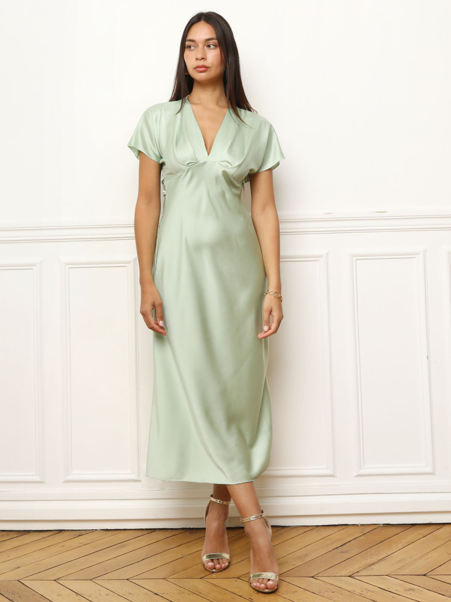 Robe mi-longue verte satinée à manches courtes