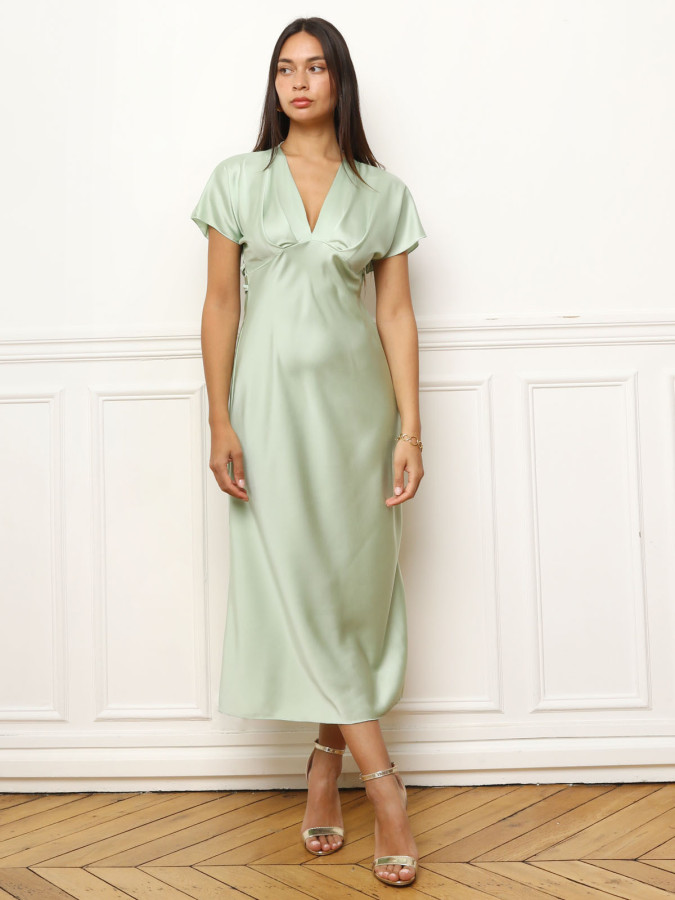Robe mi-longue verte satinée à manches courtes