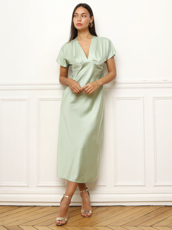 Robe mi-longue verte satinée à manches courtes