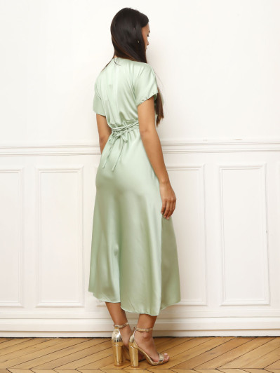 Robe mi-longue verte satinée à manches courtes